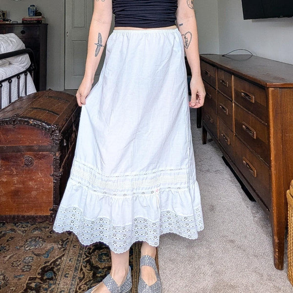 Vintage Lady Manhattan White Lace Tiered Midi Skirt